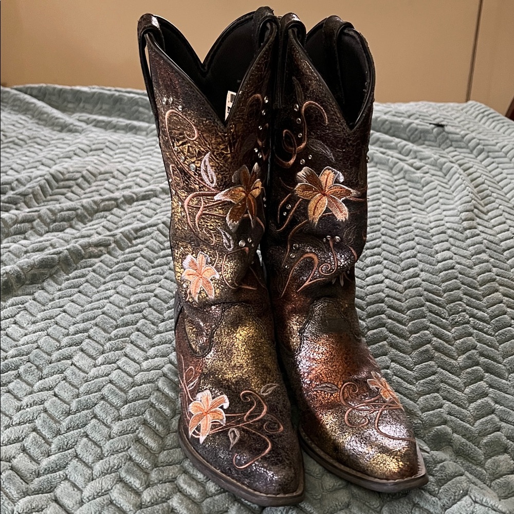 Durango Black and Gold Heeled Boots - Picture 4 of 7